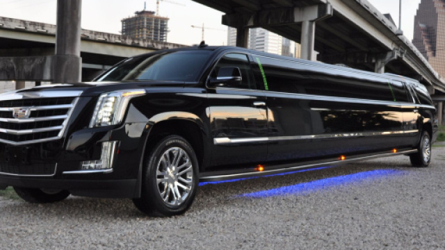 Donald Trump avrebbe noleggiato limousine da un'agenzia funebre per la sua visita in Irlanda.