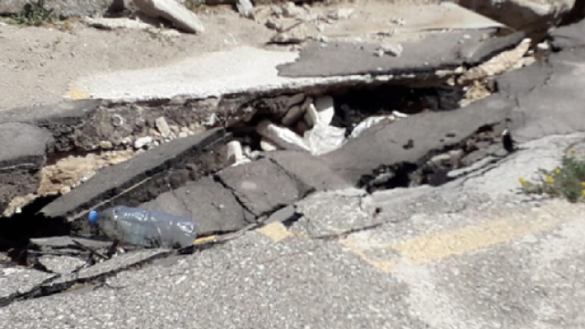 Torre San Gennaro, crolla il manto stradale, i cittadini: 'Situazione in stallo da mesi'