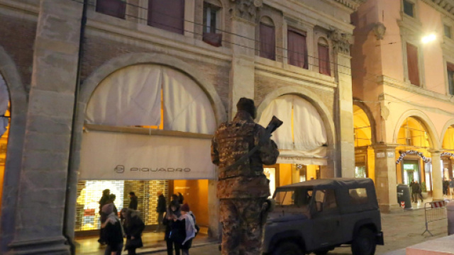 Cameriere ghanese aggredito da cinque militari ubriachi