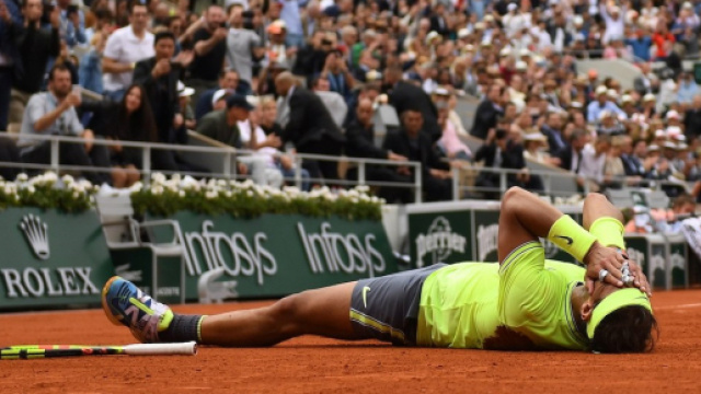 Rafa Nadal a terra, pazzo di gioia: ha appena vinto il suo 12&deg; Roland Garros (foto Twitter Roland Garros)