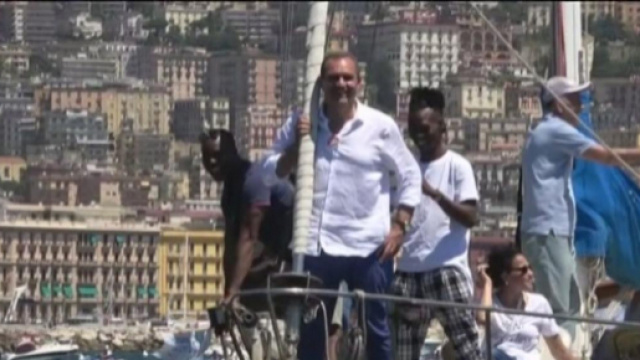 Luigi De Magistris scende in mare in favore di Carola Rackete