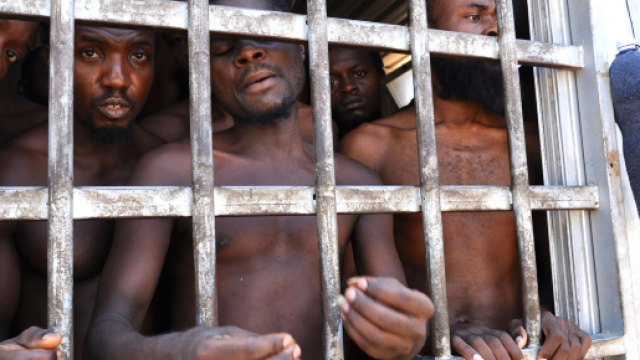 Orrore in Libia, migranti rinchiusi tra la spazzatura: 22 i morti