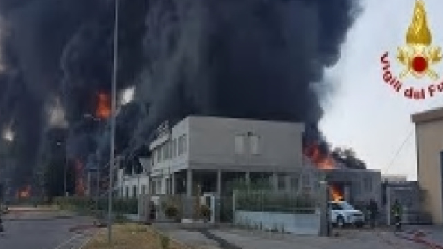 Vicenza, incendio devasta fabbrica di vernici vicino all'autostrada A4