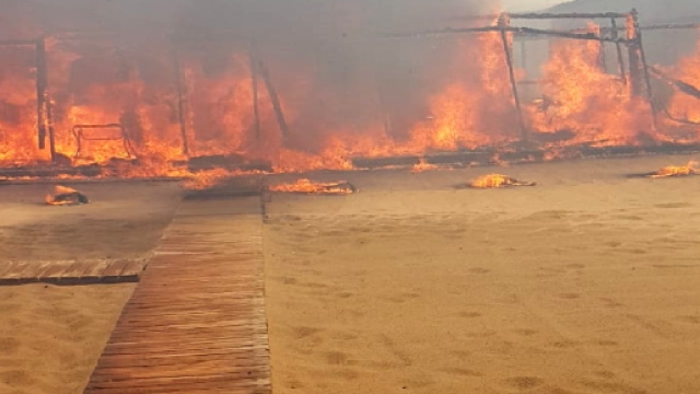 Catania, incendio alla Plaia: distrutto il lido Europa, bagnanti evacuati con i gommoni