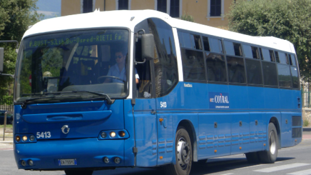 Frosinone, autista di un bus picchia un immigrato per farlo scendere