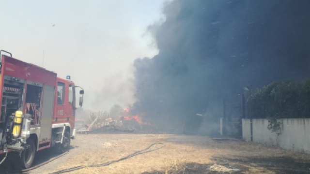 Incendio ia Catania, con le fiamme fin sulla spiaggia.