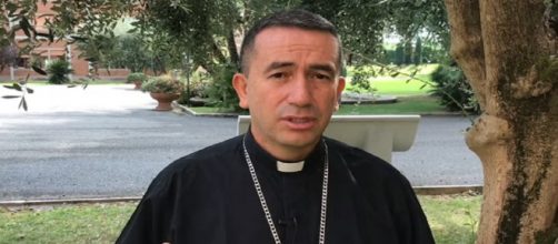 Bispo pretende jogar &aacute;gua benta de helic&oacute;ptero. (Reprodu&ccedil;&atilde;o/Youtube)