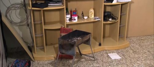 Churrasqueira estava acesa perto dos corpos. (Reprodu&ccedil;&atilde;o/TV Globo)