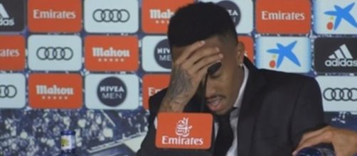Militao sufre un mareo durante su presentaci&oacute;n en el Real Madrid