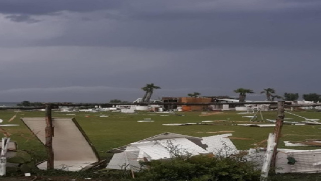Brindisi, maltempo devasta la costa nord: crolla il tetto di un supermercato, distrutto un lido