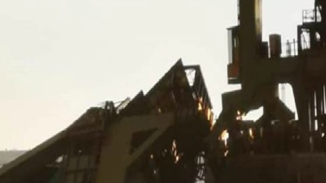 Taranto, tornado si abbatte sul capoluogo ionico: gru cade in mare, disperso operaio