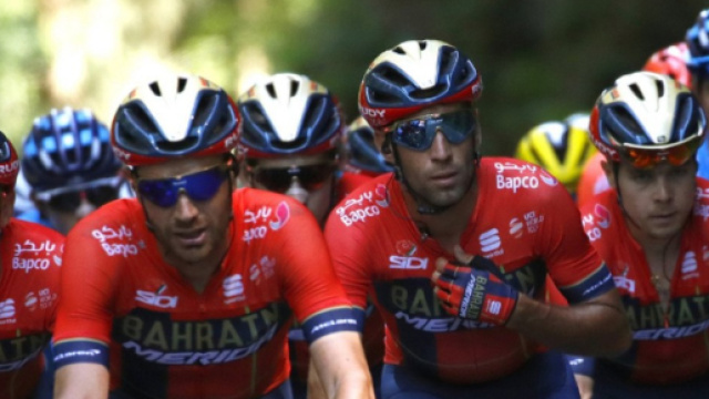 Vincenzo Nibali attorniato dai compagni al Tour de France