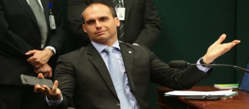 Jair Bolsonaro se encontra com o filho Eduardo Bolsonaro no Pal&aacute;cio da Alvorada (Arquivo Blasting News)
