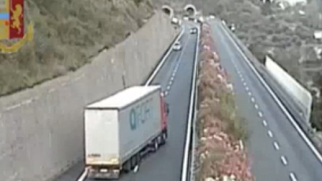 Sanremo, tir contromano sulla A10 per tre chilometri: il conducente era ubriaco