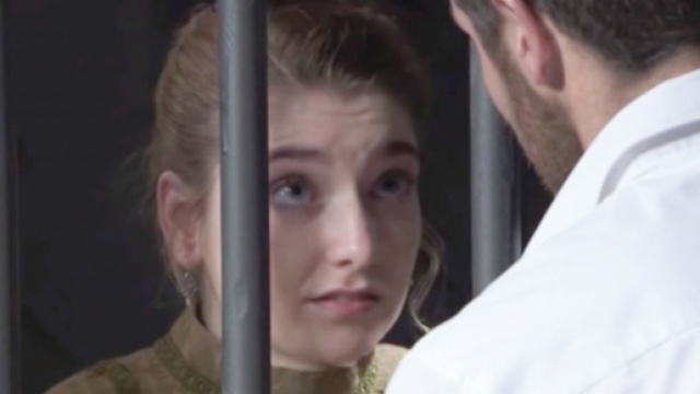 Una Vita, trame: Flora viene arrestata per l'omicidio dell'Indiano