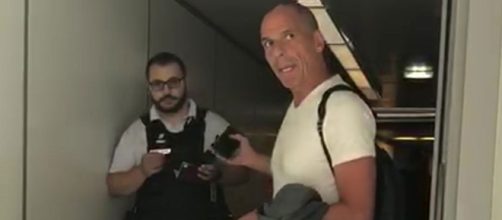 Varoufakis exige disculpas por parte de la polic&iacute;a francesa por lo sucedido en el aeropuerto de Par&iacute;s