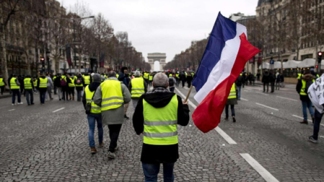 I Gilet gialli fischiano e contestano Macron durante la festa nazionale francese 2019 | L' Intellettuale Dissidente - lintellettualedissidente.it