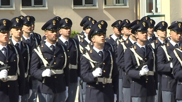 Polemica: i nuovi distintivi della polizia si staccano - www.dialessandria.it