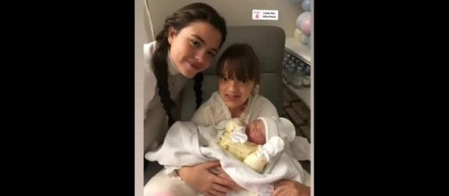 A filha de Ticiane Pinheiro j&aacute; se mostra bastante apegada &agrave; irm&atilde;. (Divulga&ccedil;&atilde;o/Instagram/@ticipinheiro)