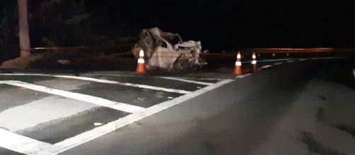 Carro pegou fogo com a batida. (Divulga&ccedil;&atilde;o/Facebook/S&atilde;o Roque Not&iacute;cias)