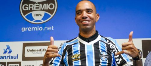 Diego Tardelli ainda est&aacute; devendo futebol no Gr&ecirc;mio. (Arquivo Blasting News)
