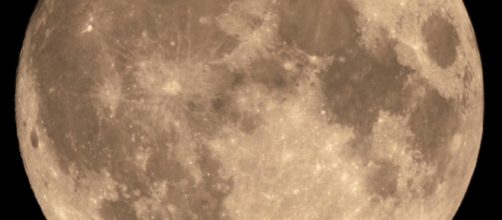 India's lunar mission has hit a snag. [Image Source: Tomruen/Wikimedia Commons]