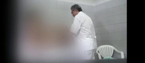 M&eacute;dico abusava de pacientes h&aacute; d&eacute;cadas. (Reprodu&ccedil;&atilde;o/TV Globo)