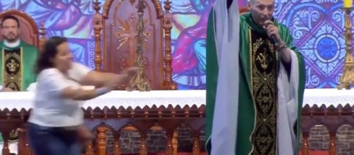 Mulher empurra padre Marcelo Rossi e ele cai do palco. (Arquivo/Blasting News)