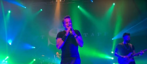 Scott Stapp takes his Dallas fans on a revealing,rocking journey of truth and grace. [Image source: Russell McKeown-YouTube]