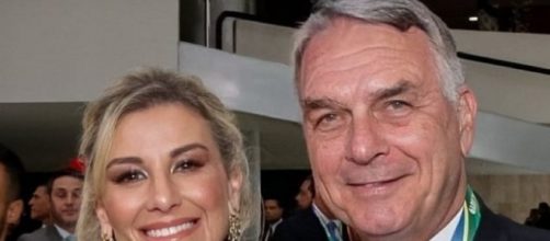 Senador Fl&aacute;vio Bolsonaro e sua esposa. (Reprodu&ccedil;&atilde;o/Instagram/@flaviobolsonaro)