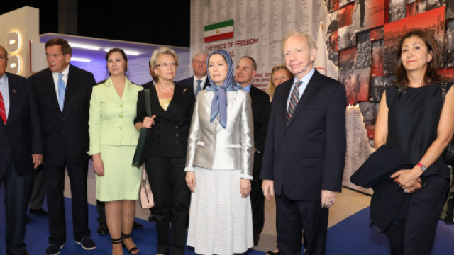 Maryam Radjavi aux c&ocirc;t&eacute;s de Mich&egrave;le Alliot-Marie, Ingrid Betancourt, Rudy Giuliani et le S&eacute;nateur Joe Lieberman, samedi &agrave; Achraf-3 en Albanie.