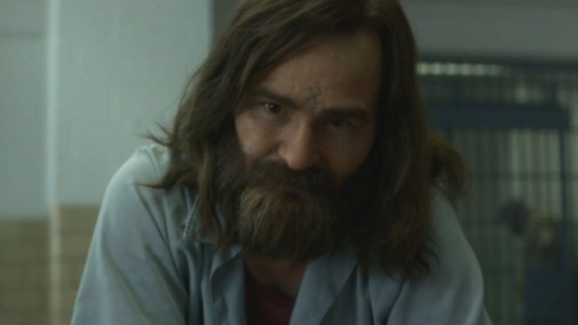 Una scena di "Mindhunter 2" in cui Holden e Tench intervistano Charles Manson