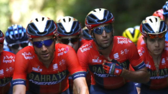 Vincenzo Nibali attorniato dalla squadra al Tour de France