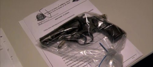 Arma foi apreendida. (Reprodu&ccedil;&atilde;o/TV Globo)