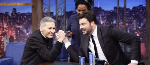 Danilo Gentilli faz piada sobre padre Marcelo e gera revolta na internet. (Arquivo Blasting News)