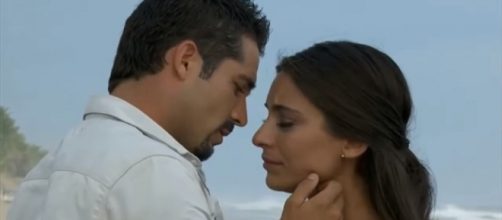 Gustavo e Ana Paula em clima de romance. (Reprodu&ccedil;&atilde;o/Televisa)