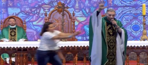 Padre foi empurrado por mulher enquanto celebrava missa. (Reprodu&ccedil;&atilde;o/ Youtube)