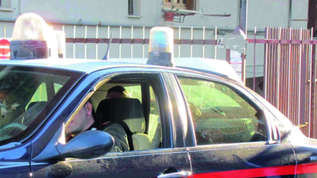 Brescia, tenta di uccidere la moglie e la figlia a martellate: arrestato 59enne