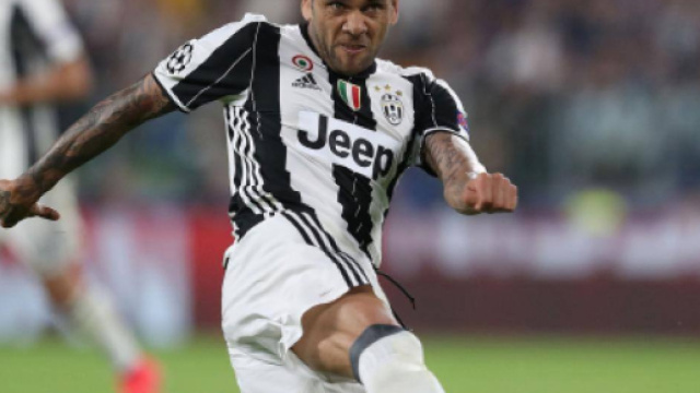 Dani Alves sarebbe nel mirino di Juventus e Inter.