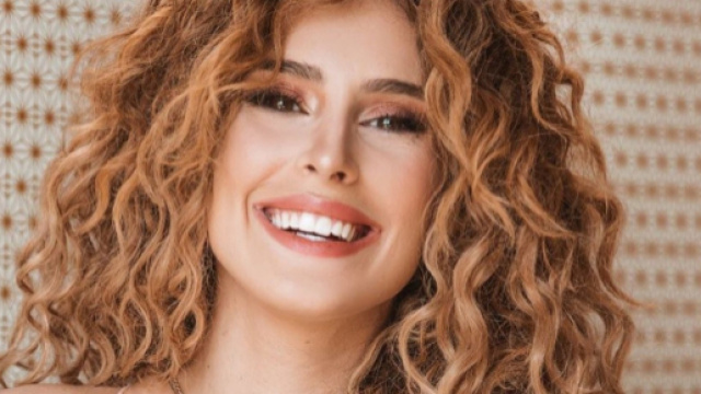 Sara Affi Fella potrebbe essere incinta: il fidanzato le bacia il 'pancino' in una foto.