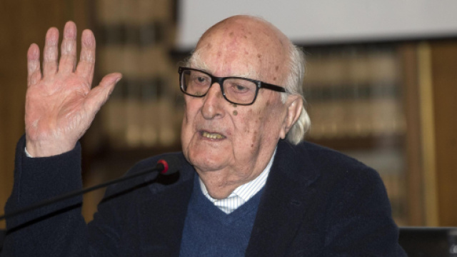 Roma, Andrea Camilleri &egrave; morto: le sue condizioni si erano aggravate