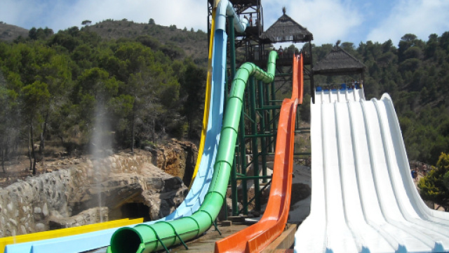 Spagna, tragedia al parco acquatico: David cade dallo scivolo e rischia la paralisi