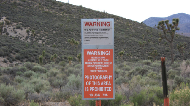 Usa, Area 51: un milione di persone pronte ad invadere la base militare. Le Forze Armate avvertono che si difenderanno in caso.