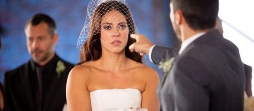 Erro de continuidade no casamento de Vivi Guedes rendeu coment&aacute;rios na web. (Reprodu&ccedil;&atilde;o/Rede Globo)