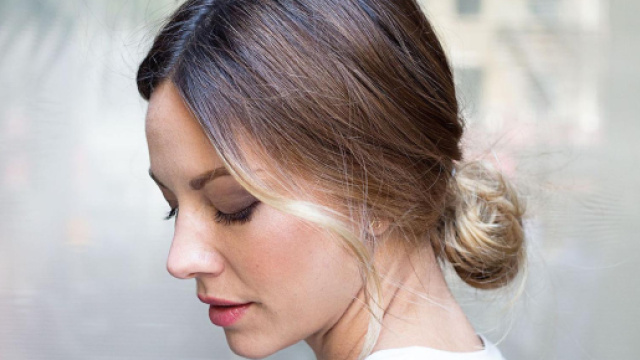 Tagli di capelli: lo chignon e le beach waves estate