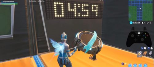 TSM HighDistortion using an Xbox controller in Fortnite. [Image source: HighDistortion/YouTube]