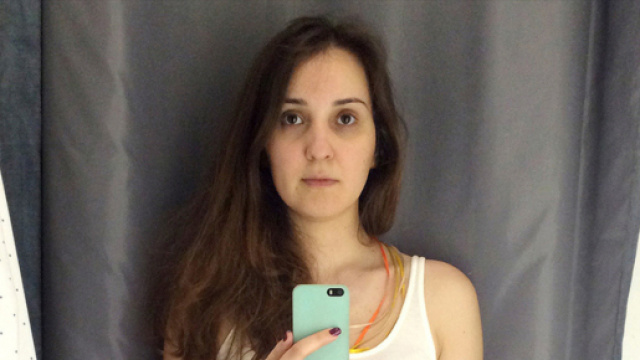 Une jeune femme se prend en photo dans des cabines d'essayge diff&eacute;rentes - photo publi&eacute;e sur Sympa sympa