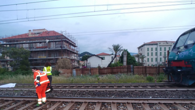 Varese, scontro mortale tra auto e treno merci: morti sul colpo due coniugi