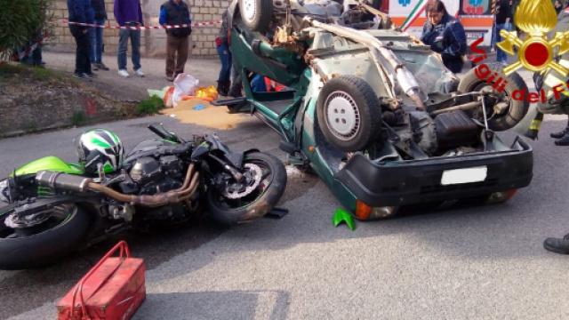 Calabria, motociclista si schianta contro auto e muore. (foto di repertorio)