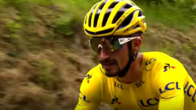 Julian Alaphilippe in maglia gialla.
